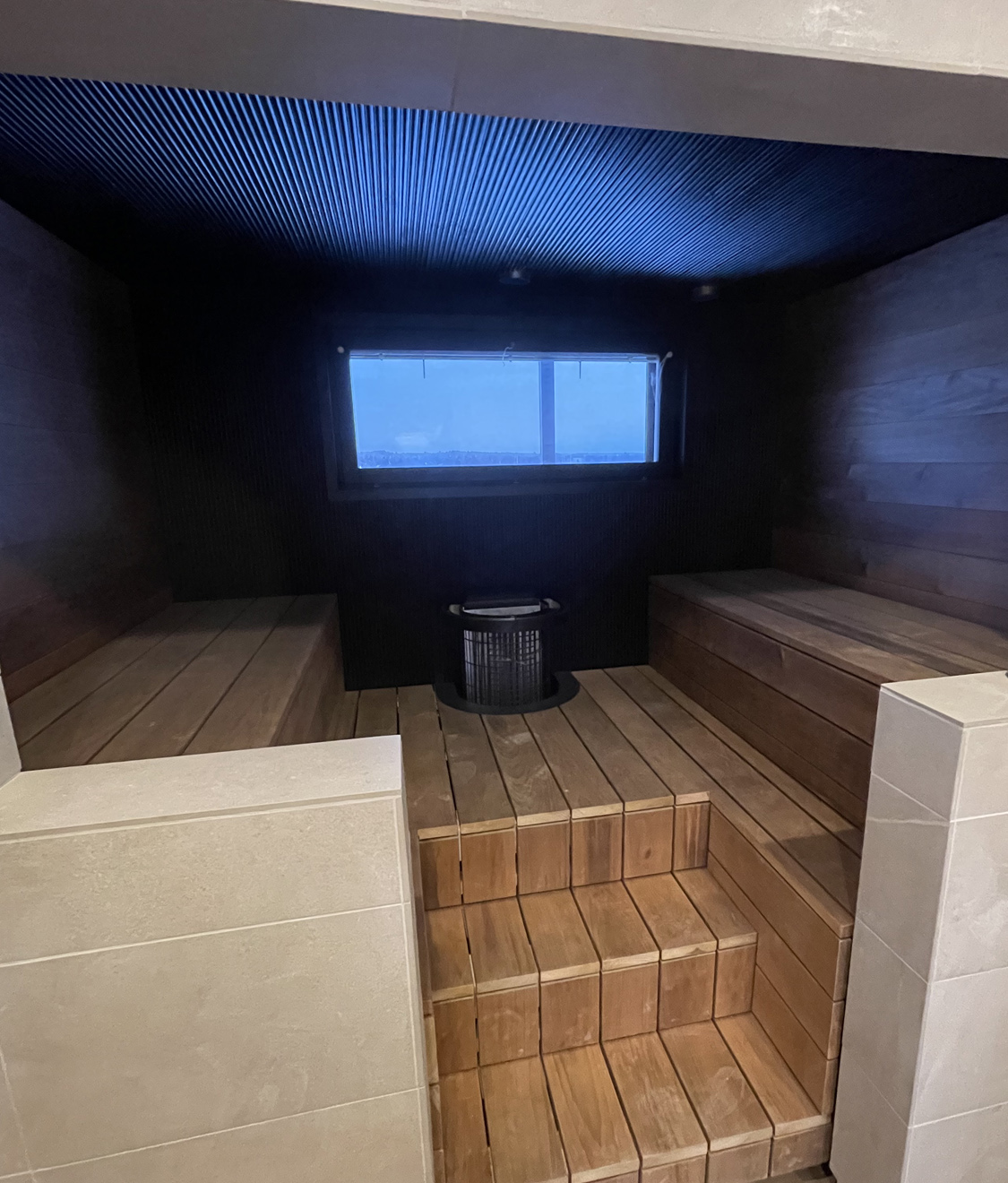 Yksilöllinen sauna puolilasiseinällä.