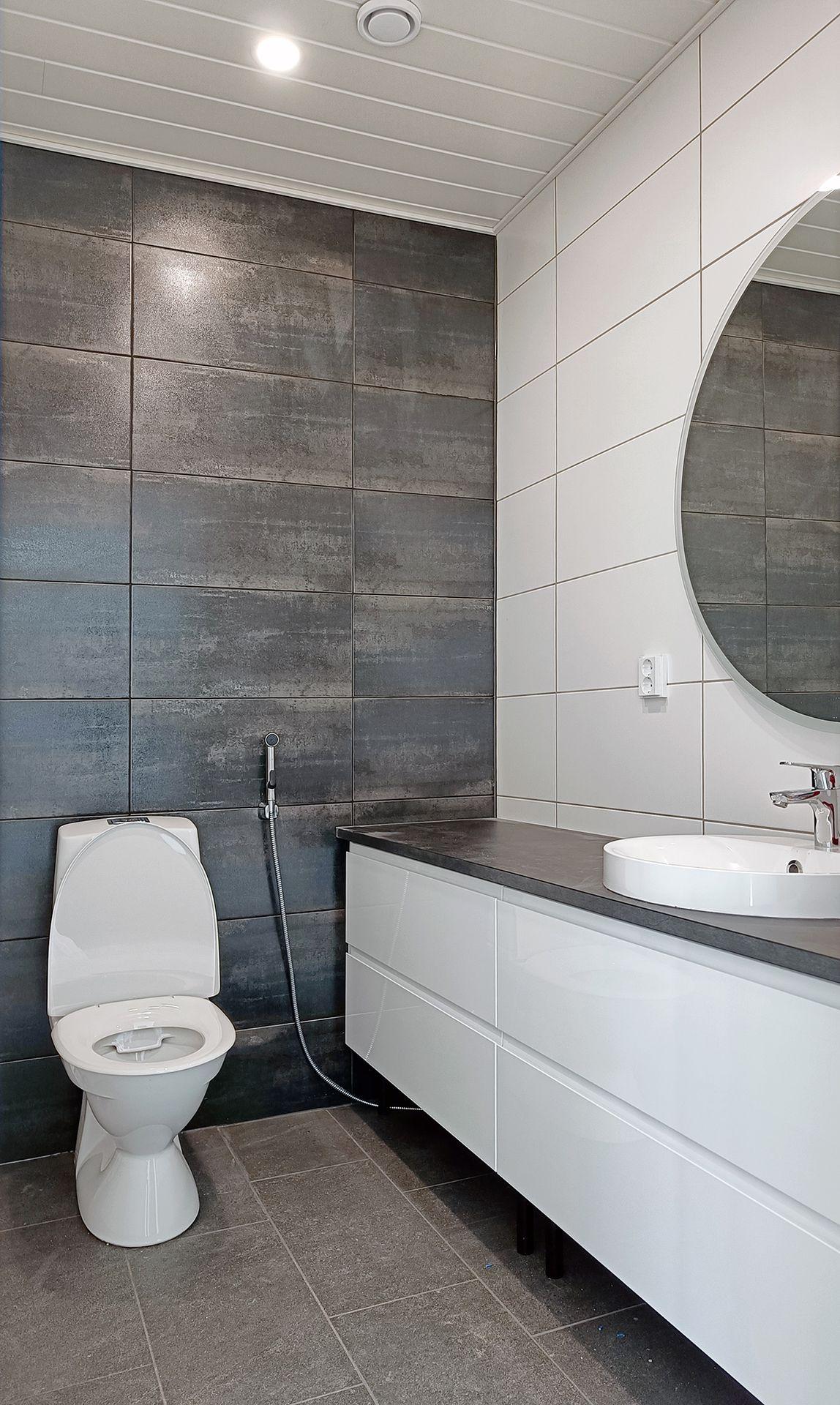 Tilava WC runsailla säilytystiloilla.