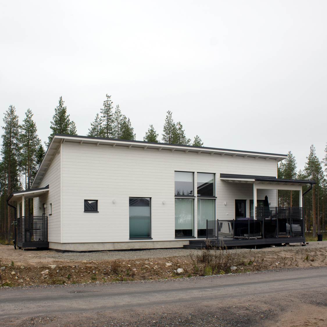 Pulpettikattoinen talo.
