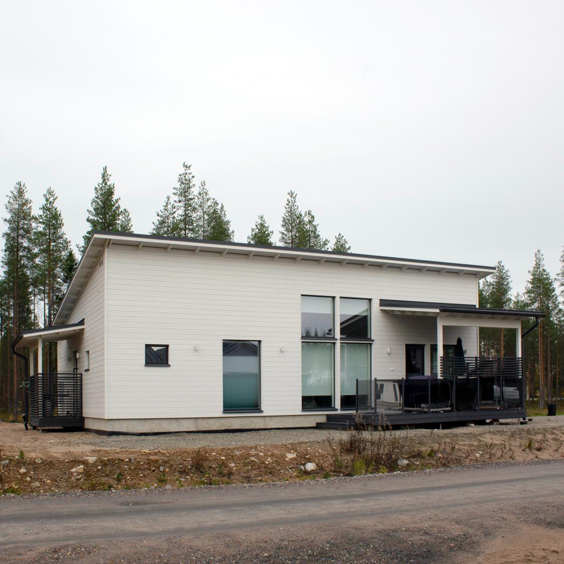 Gallery Image 02 Omatalo maalattuna valkoiseksi, kaiteet ja terassit tummanharmaat.