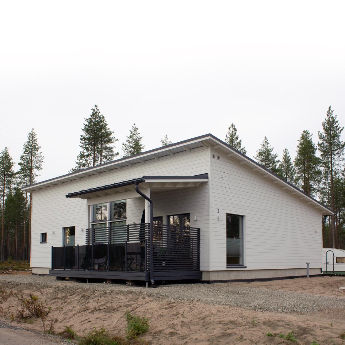 Gallery Image 02 Omatalo maalattuna valkoiseksi, kaiteet ja terassit tummanharmaat.