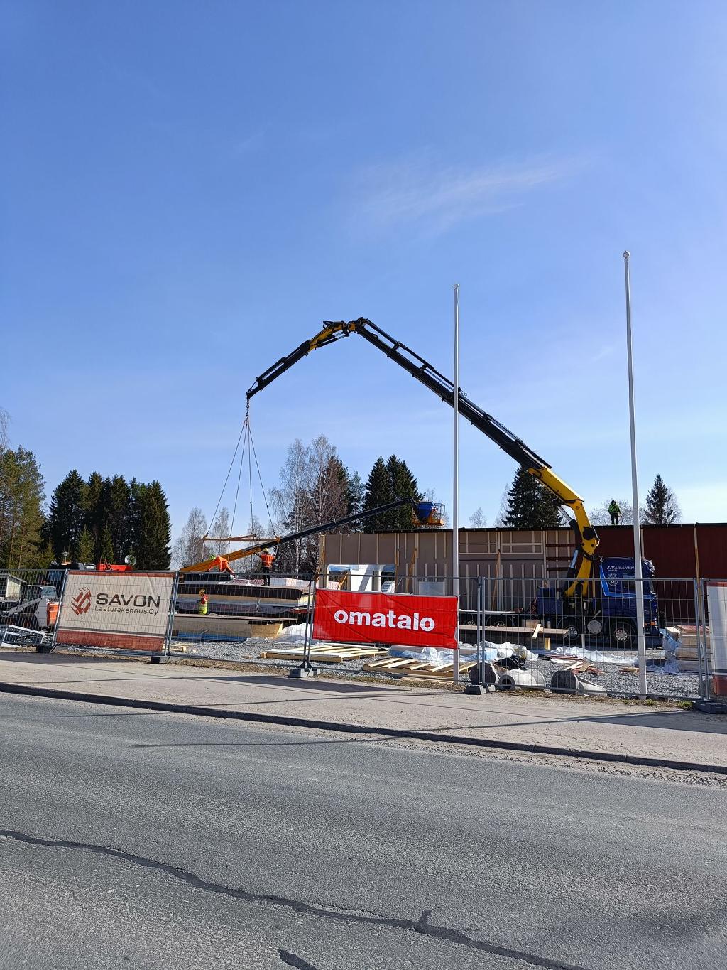 Gallery Image 01 Omatalon elementtejä asennetaan Sonkajärven S-marketiin.