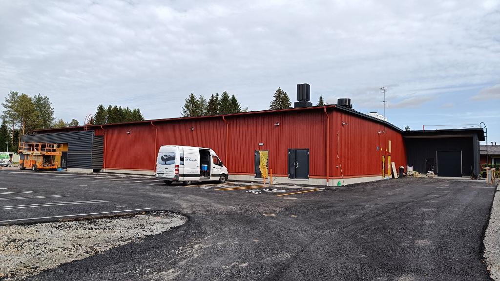 Gallery Image 03 Ulkoverhous ja LVIS-asennukset lähes valmiit Sonkajärven S-marketissa.