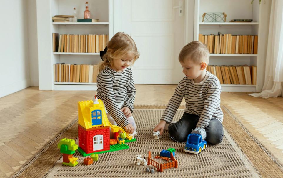 lapset leikkivät matolla