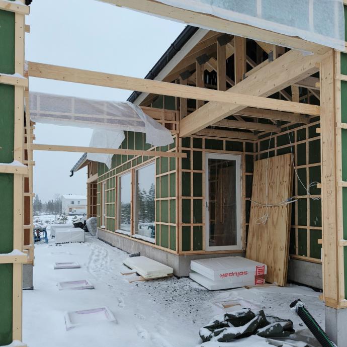 Rakenteilla oleva Omatalo ulkoa