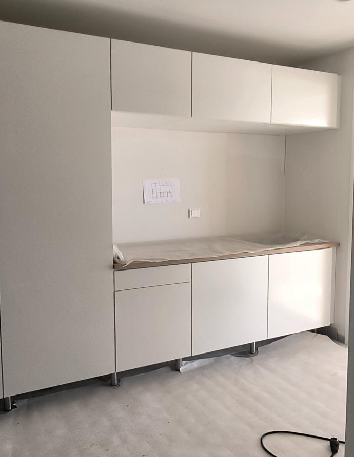 Rakenteilla oleva Omatalo kalustus