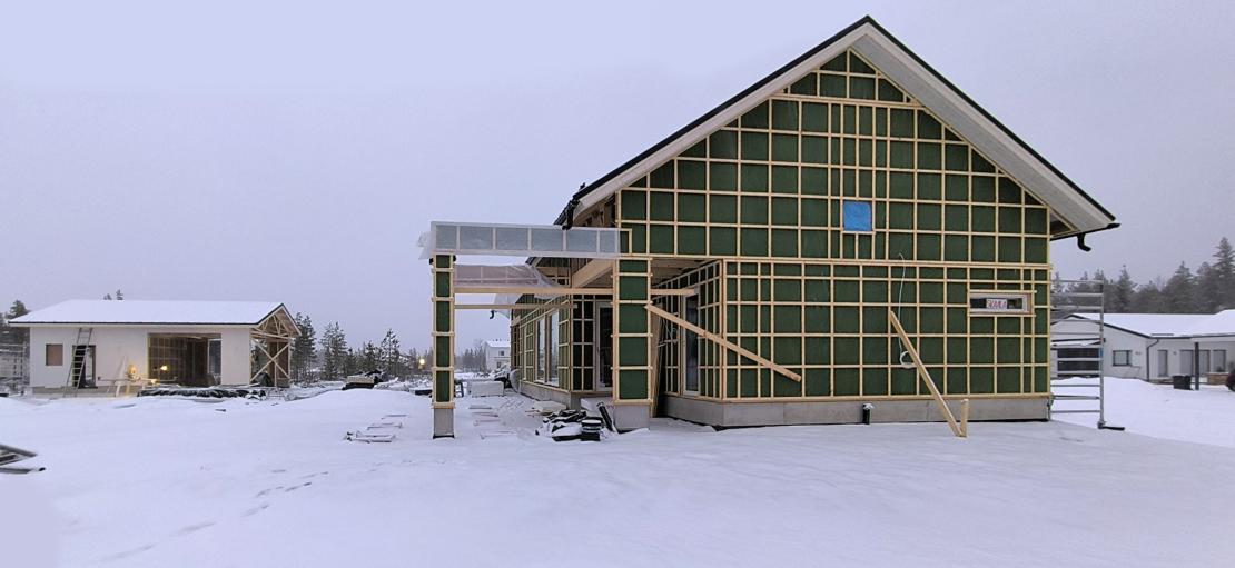 Rakenteilla oleva Omatalo ulkoa