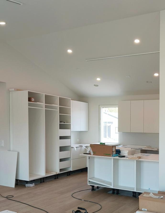 Rakenteilla oleva Omatalo kalustus