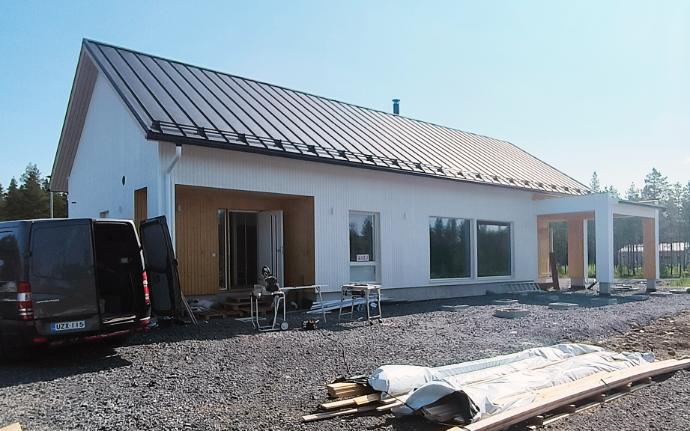 Rakenteilla oleva Omatalo ulkoverhottuna