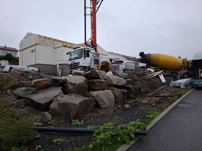 Näkymä alarinteeltä Omatalon rakennukselle