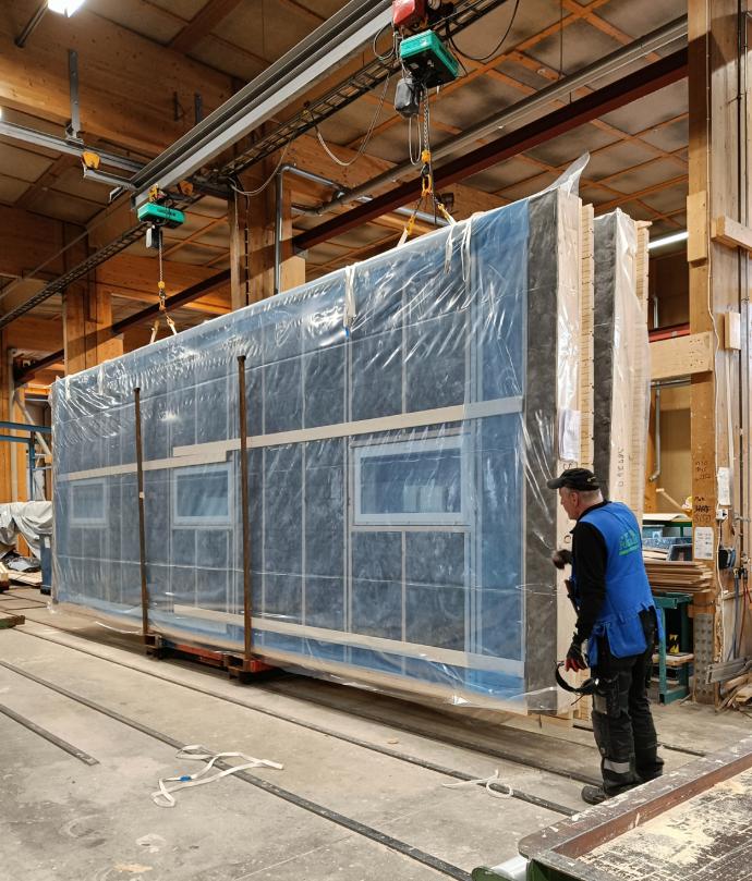 Autotallin elementit Omatalon tehtaalla