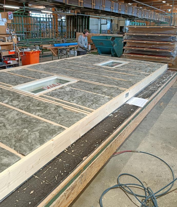 Autotallin elementtejä Omatalon tehtaalla