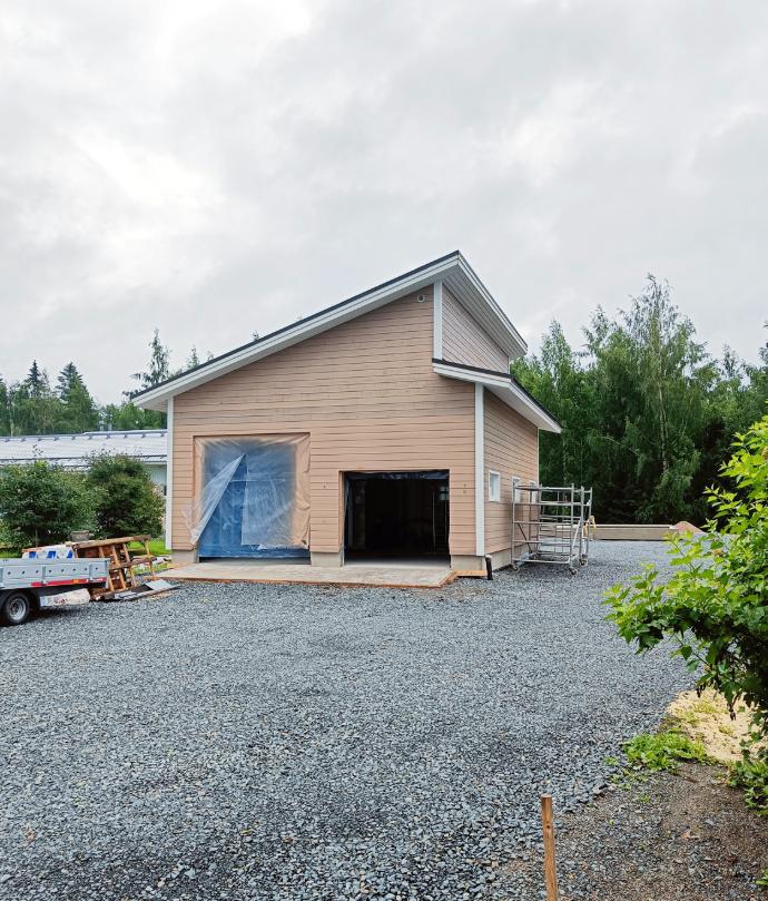 Omatalon autotalli harjakorkeudessa