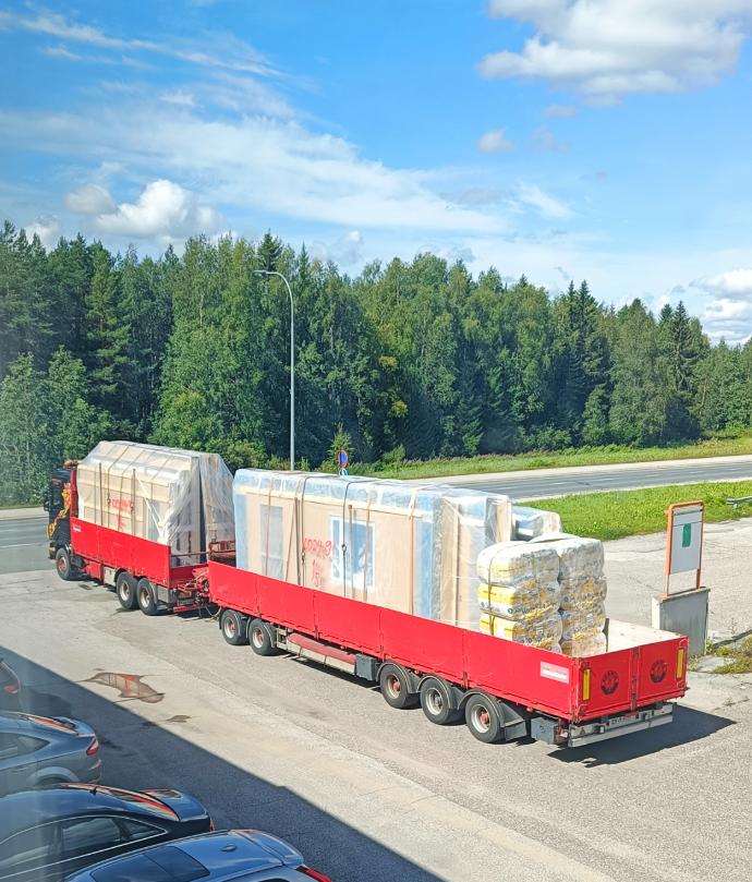 Omatalo-talopaketti lähtee tehtaalta kohteeseen