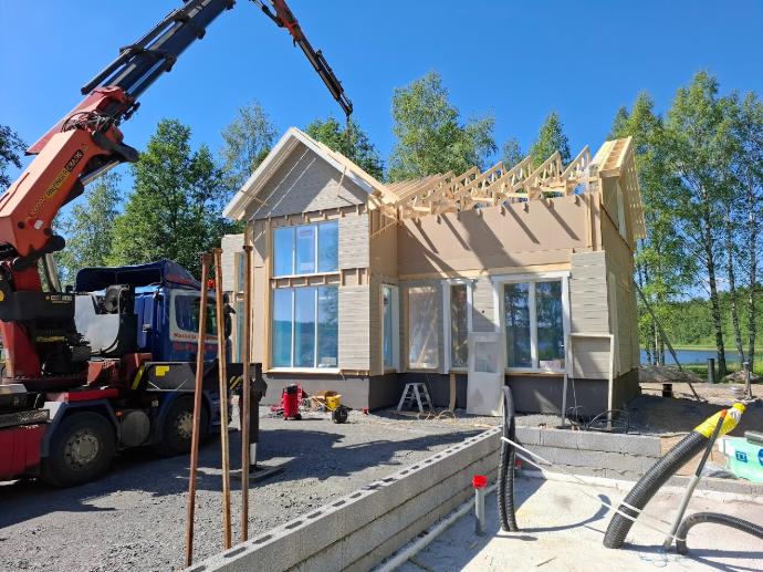 Omatalon talopaketin pystytys.