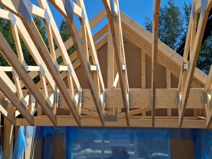 Omatalon talopaketin pystytys.