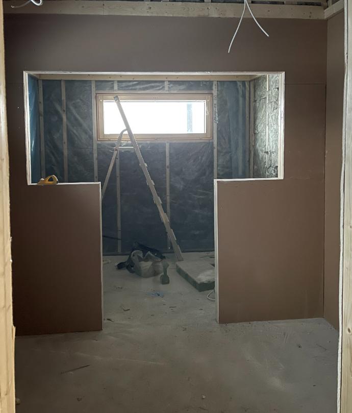 Yksilöllisen saunan seinien rakennus.