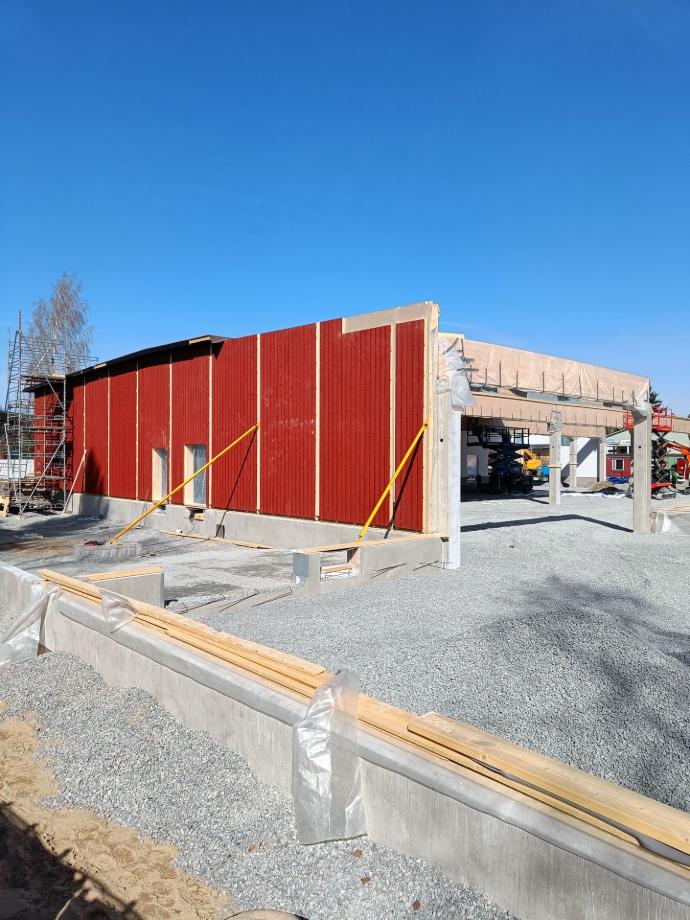 Omatalon elementtejä asennetaan Sonkajärven S-marketiin.