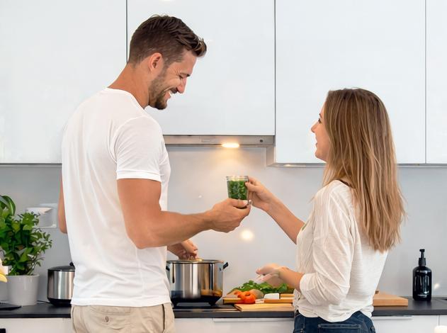 nuori pariskunta keittiössä